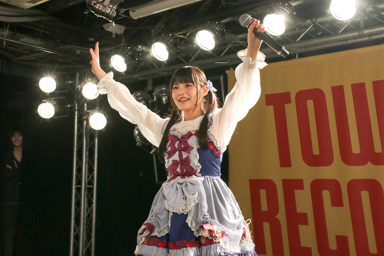 終演後、同志諸君に手を振る上坂すみれ。