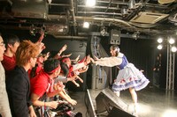 同志諸君とハイタッチを交わしてステージをあとにする上坂すみれ。