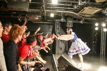 同志諸君とハイタッチを交わしてステージをあとにする上坂すみれ。