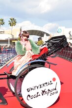 人力車に乗って登場したきゃりーぱみゅぱみゅ。