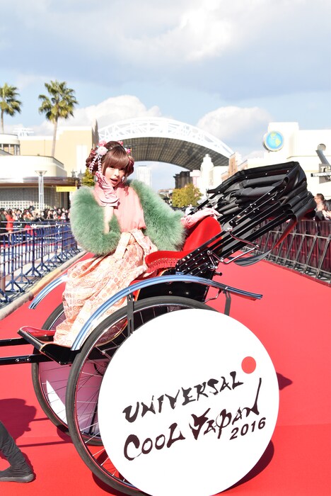 人力車に乗って登場したきゃりーぱみゅぱみゅ。