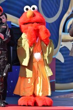 きゃりーぱみゅぱみゅのスピーチに拍手を送るエルモ。