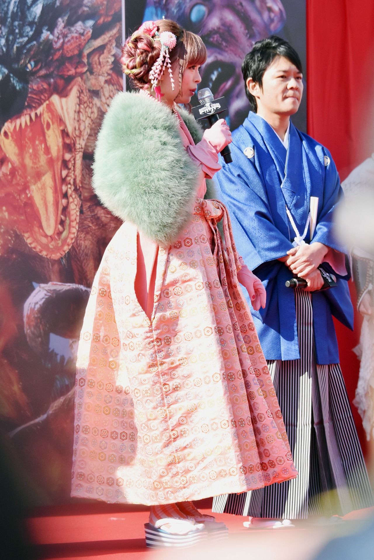 きゃりーぱみゅぱみゅ（手前）と辻本良三氏（奥）。