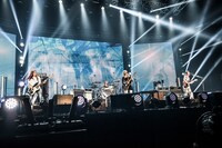 「SCANDAL ARENA TOUR 2015-2016『PERFECT WORLD』」1月13日の東京・日本武道館公演の様子。