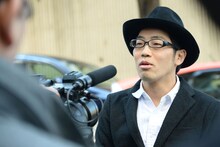 番組オープニングの収録に臨むドランクドラゴン鈴木。