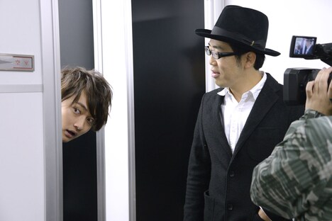 左からTo-i、鈴木拓。