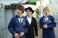 鈴木拓（中央）をエスコートする（左から）To-i、RYUJI。