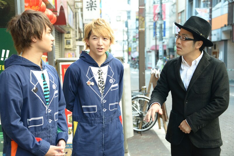 ドランクドラゴン鈴木(右)をエスコートするDISH//の(左から)To-i、RYUJI。