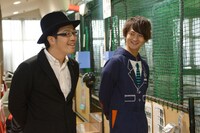 左から鈴木拓、To-i。