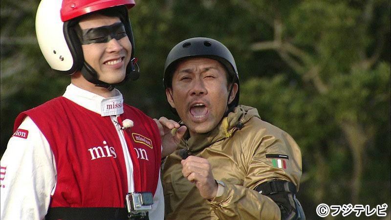 左からミッションマン、前園真聖。