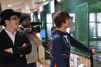 鈴木拓（左）とTo-i（右）。