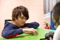 イメージカットの撮影に臨むTo-i（DISH//）。