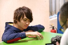 イメージカットの撮影に臨むTo-i（DISH//）。