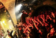 KNOCK OUT MONKEYのライブの様子。（撮影：渡邉一生）