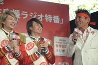 勝俣州和（右）の話を聞く（左から）DISH//のRYUJI、To-i。