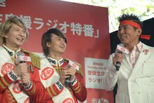 勝俣州和（右）の話を聞く（左から）DISH//のRYUJI、To-i。