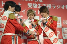 オリジナルの気合い入れを披露するDISH//。