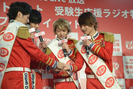 オリジナルの気合い入れを披露するDISH//。