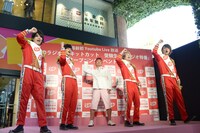 「KLAP」をパフォーマンスするKSSの5人。