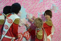 応援メッセージをボードに貼るDISH//。