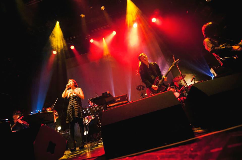 ワンマンライブ「NEWEST OLDER」の様子。（Photo by Remi Hasegawa）