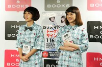 イベント前、囲み取材に応じるCharisma.com。