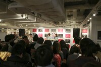 Charisma.com「がめつくストロング～毒舌OLラッパー、世間をぶった斬る！～」出版記念トーク＆サイン会の様子。