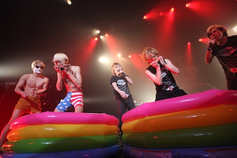 喜矢武豊(ゴールデンボンバー)とたなしん(グッドモーニングアメリカ)によるスイカの早食い対決の様子。(撮影:新保勇樹)