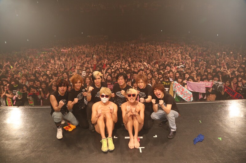 1位は「スイカ早食いにTバック対決!? グドモ×金爆、相性抜群の爆笑コラボ」より、「FIST BUMP vol.2 グッドモーニングアメリカ × ゴールデンボンバー ～二大ヒーロー大集結!?～」の様子。（撮影：新保勇樹）