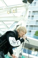 TSUBASA（Vo）（写真提供：Sony Music Records）