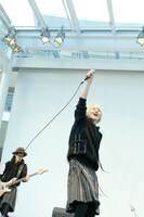 TSUBASA（Vo）（写真提供：Sony Music Records）