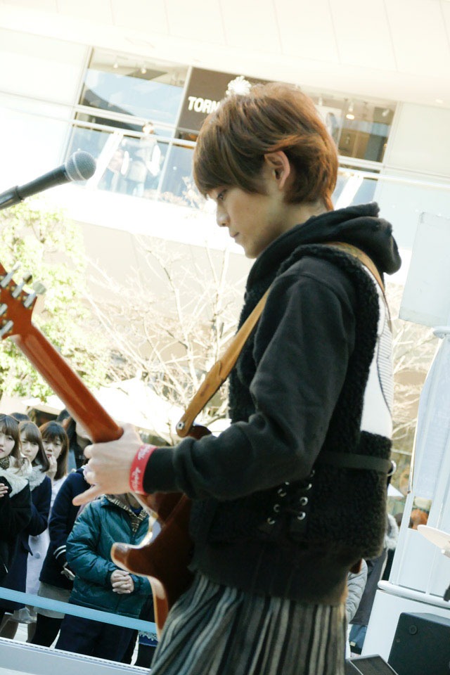 Jun（G）（写真提供：Sony Music Records）