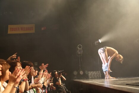 Tバック姿を披露するたなしん(グッドモーニングアメリカ)。(撮影:新保勇樹)