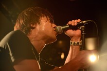 木下正行（Vo, B）（撮影：半田安政[showcase]）