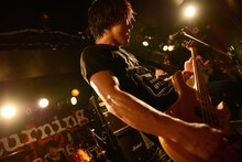 木下正行（Vo, B）（撮影：半田安政[showcase]）