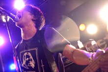 木下正行（Vo, B）（撮影：半田安政[showcase]）