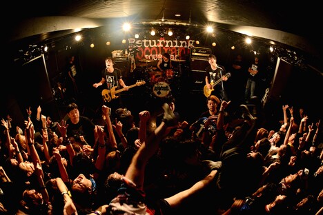 locofrank「"Returning" Tour 2016」東京・新代田FEVER公演の様子。（撮影：半田安政[showcase]）
