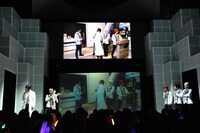 館内を回った際の写真について説明するアルスマグナ。