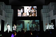 館内を回った際の写真について説明するアルスマグナ。