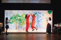 ライブペインティングが成功し喜ぶ欅坂46美術部。（写真提供：Sony Music Records）