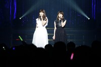 左から小嶋陽菜、峯岸みなみ。(c)AKS