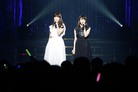左から小嶋陽菜、峯岸みなみ。(c)AKS