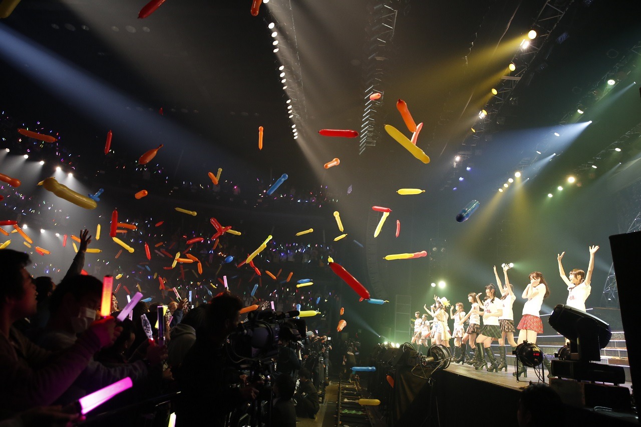 「AKB48単独リクエストアワー セットリストベスト100 2016」2016年1月16日の夜公演の様子。(c)AKS