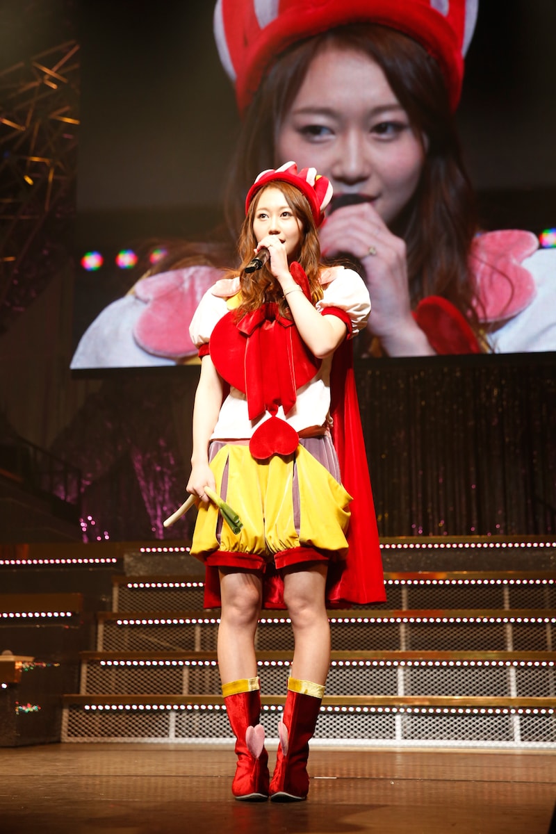 「AKB48 単独リクエストアワー セットリストベスト100 2016」で、自らの卒業を発表する小林香菜。(c)AKS