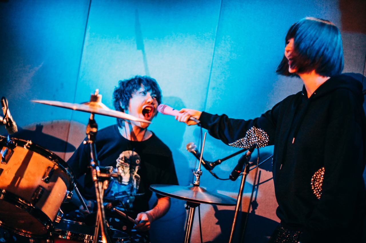 ピエール中野と大森靖子。（撮影：西槇太一）