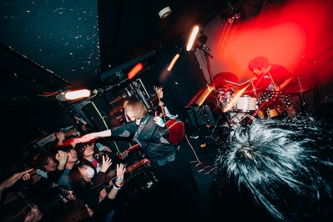 カオティック・スピードキングのライブの様子。（撮影：西槇太一）