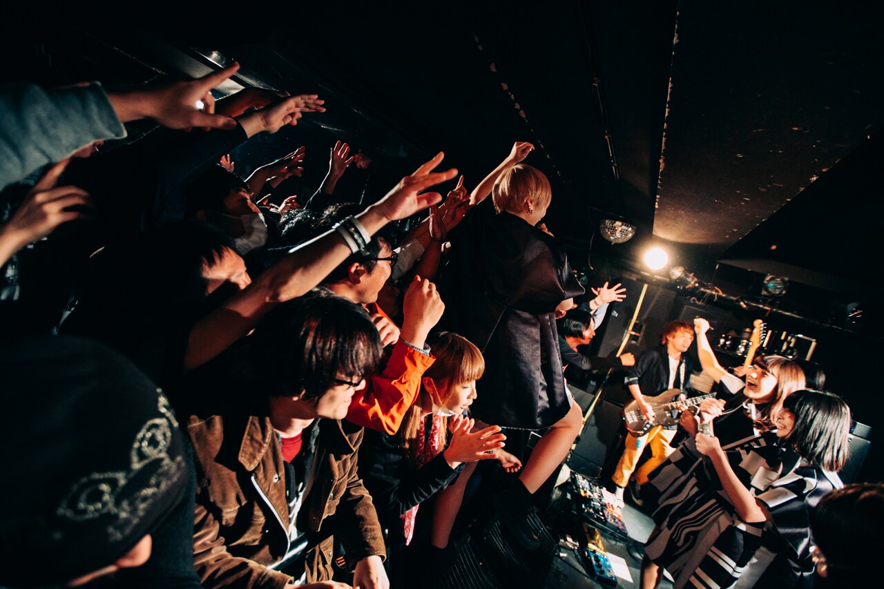 ブクガ×カオティック競演、大森靖子も参加した歌舞伎町の夜