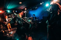 カオティック・スピードキングのライブの様子。（撮影：西槇太一）