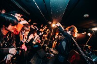 カオティック・スピードキングのライブの様子。（撮影：西槇太一）