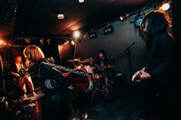 カオティック・スピードキングのライブの様子。（撮影：西槇太一）